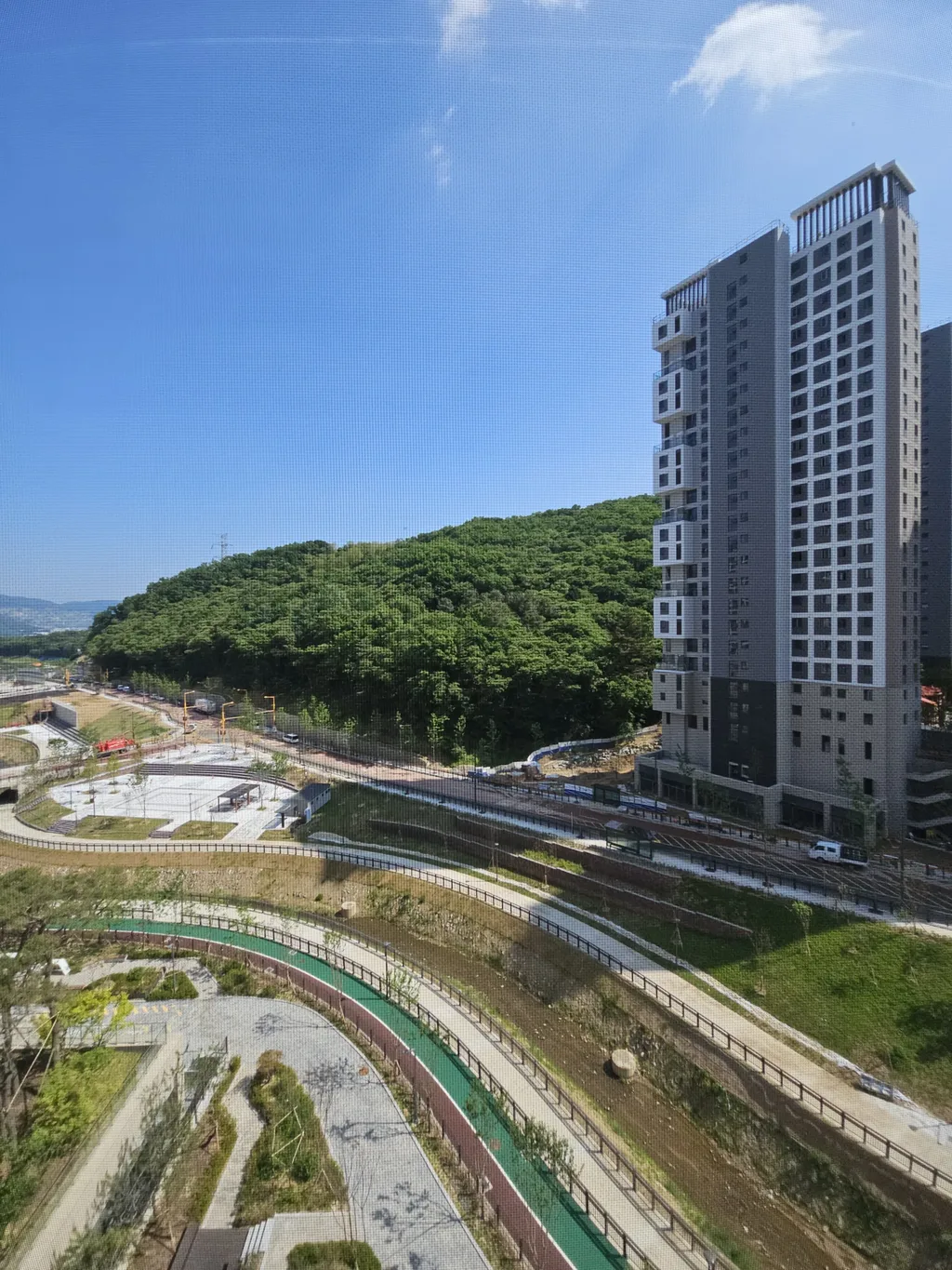 아트월시공 시공 결과를 확인하는 현장 사진