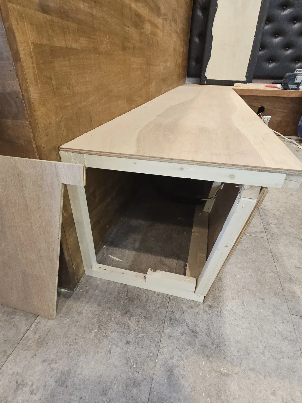 붙박이장제작 공정이 진행 중인 현장 사진