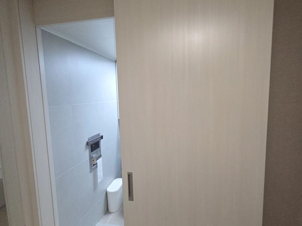 힌지와 손잡이까지 마감된 교체 완료 문짝