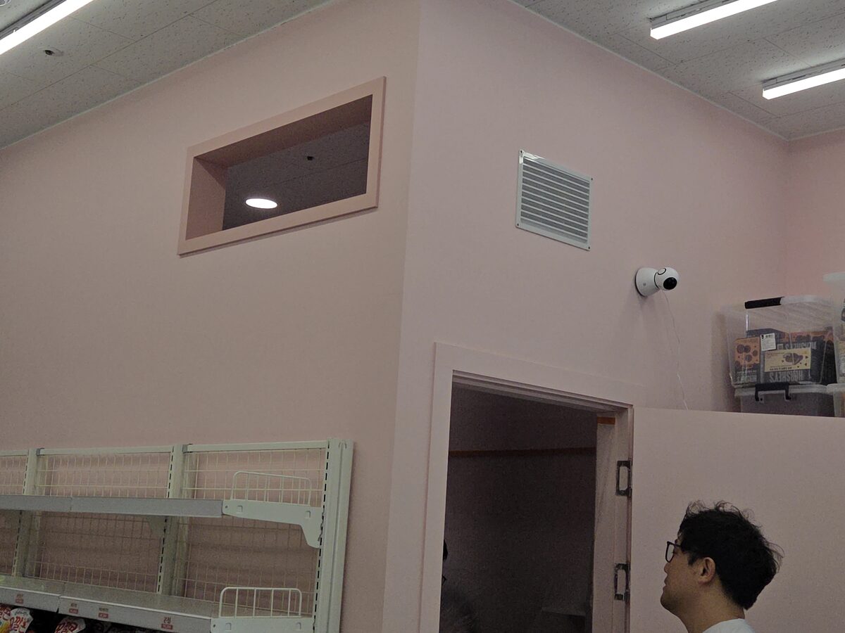 배선을 벽 안으로 정리하고 CCTV를 매립한 뒤 조명까지 마감한 모습