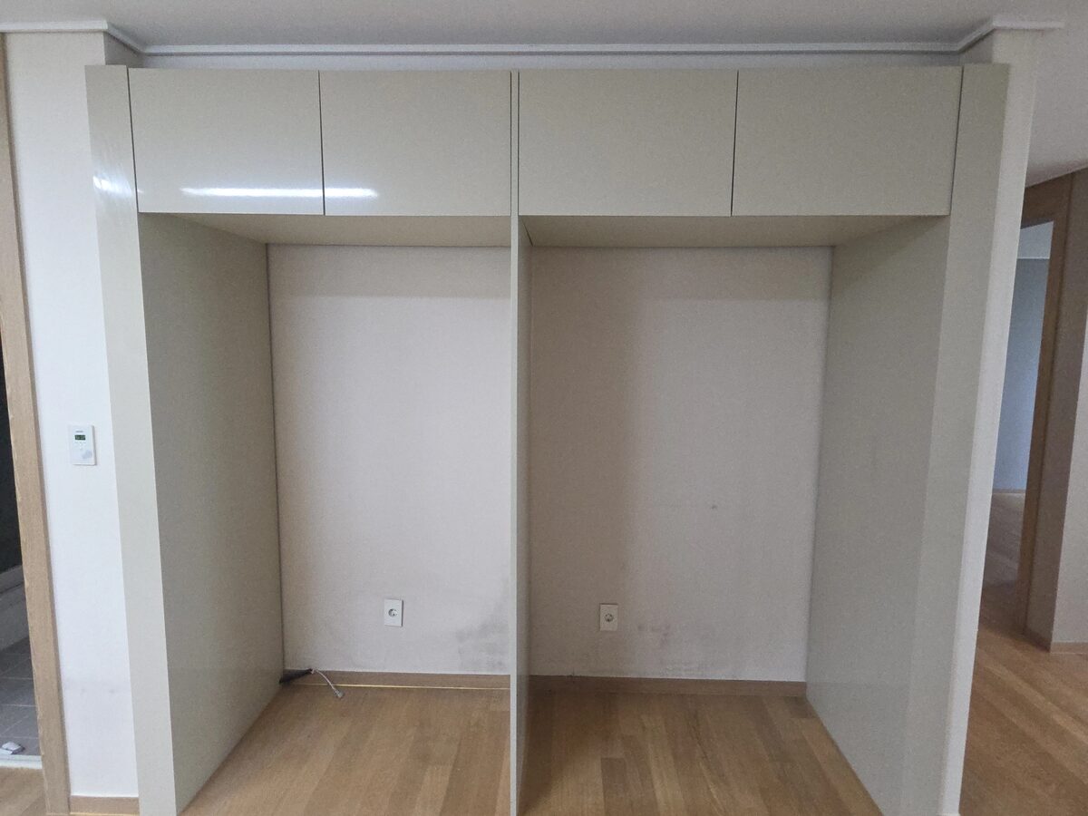 평택 아파트 기존 냉장고장 철거 직후 벽면과 배관 노출 상태