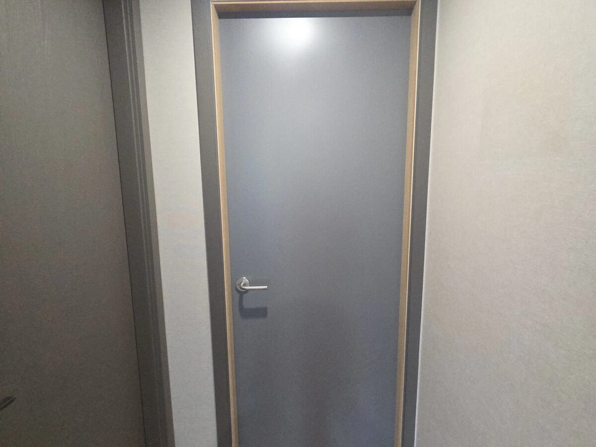 터닝도어 부속이 붙어있던 기존 문틀 철거 전 상태