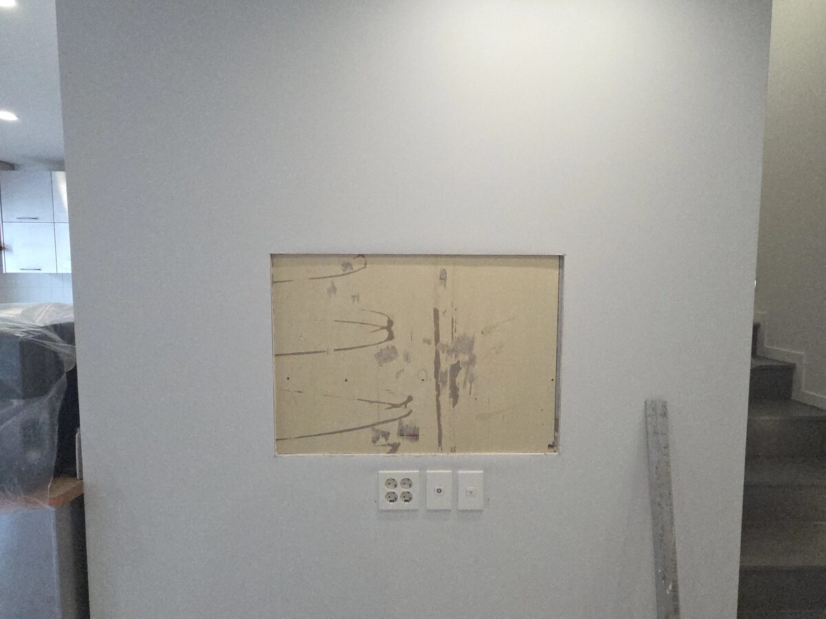 80인치 TV 벽걸이 설치까지 완료된 모습