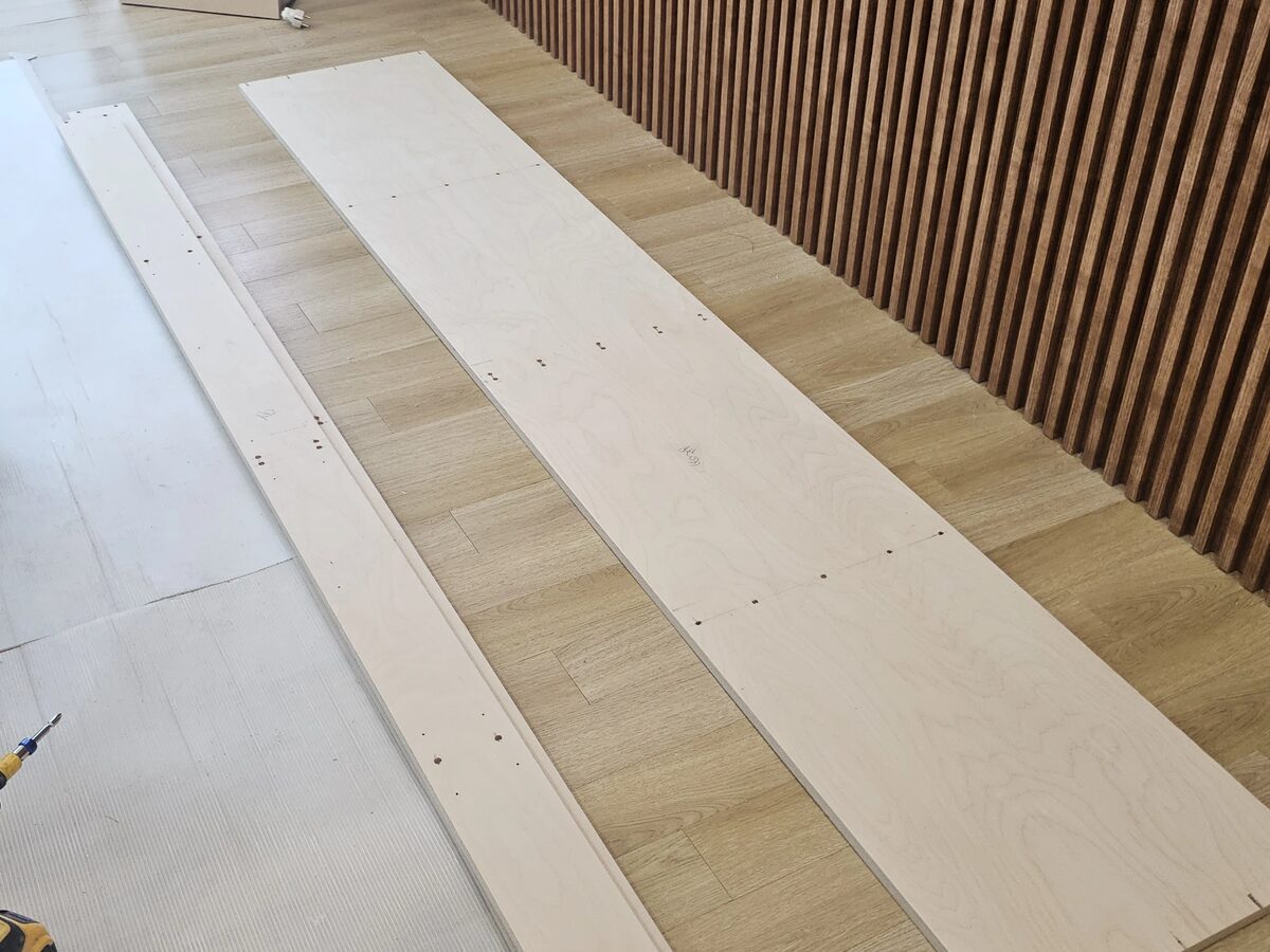 선반과 도어까지 마감된 장식장