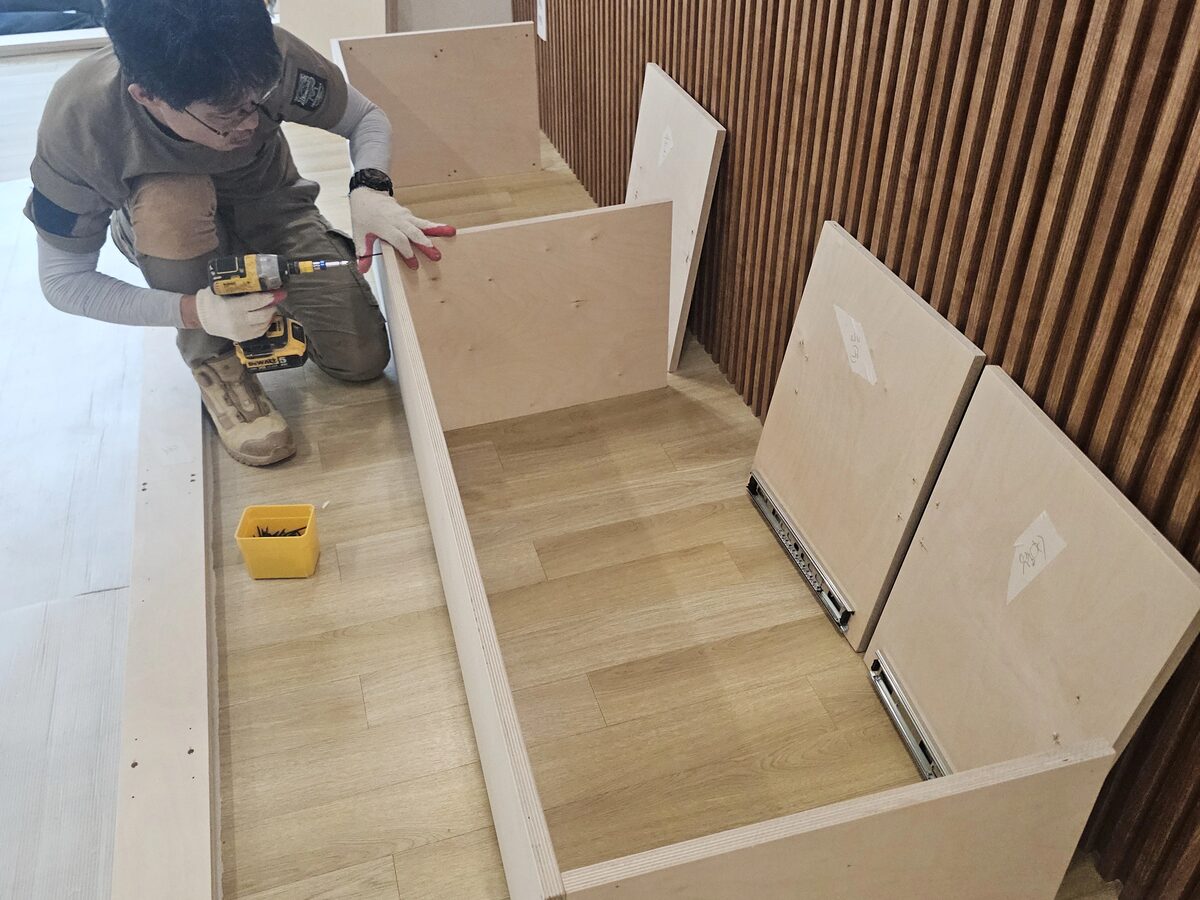 거실에 설치 완료된 원목 TV 장식장