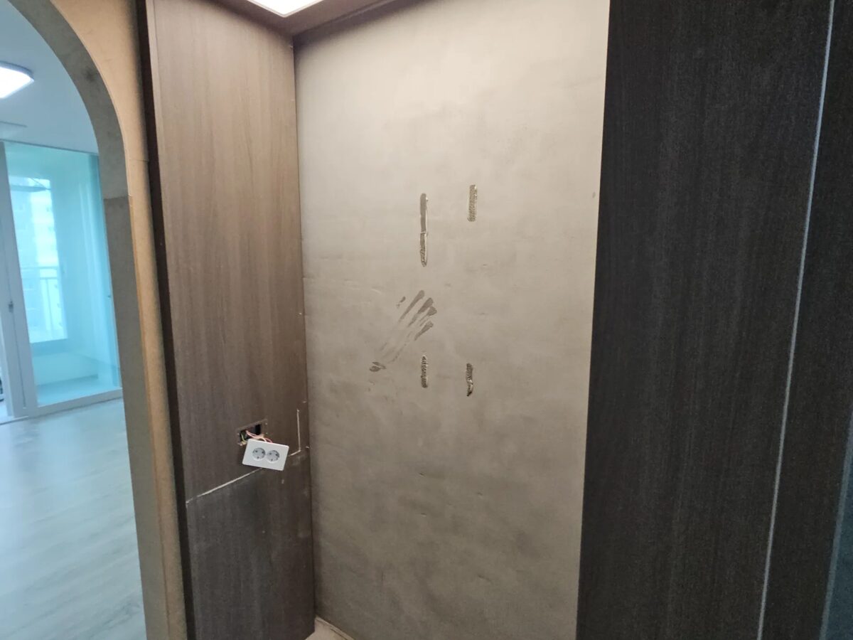 상판과 손잡이까지 마감된 수납형 화장대