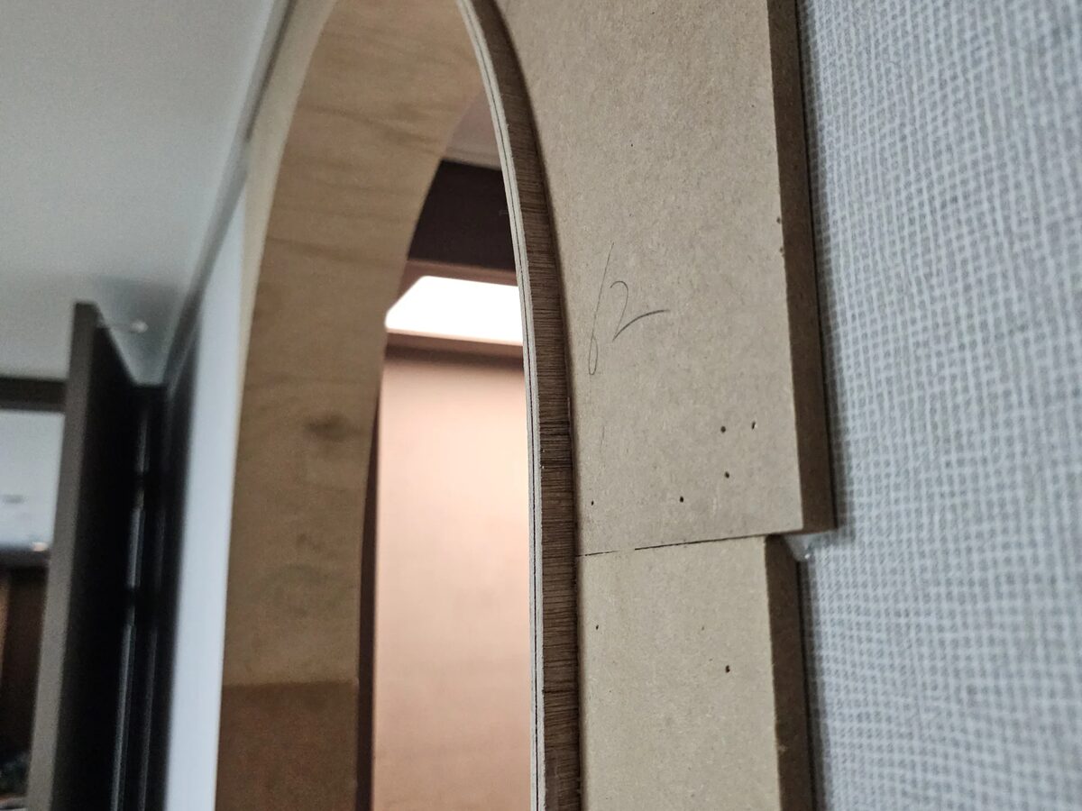 안방 드레스룸 아치 게이트 마감이 진행 중인 모습