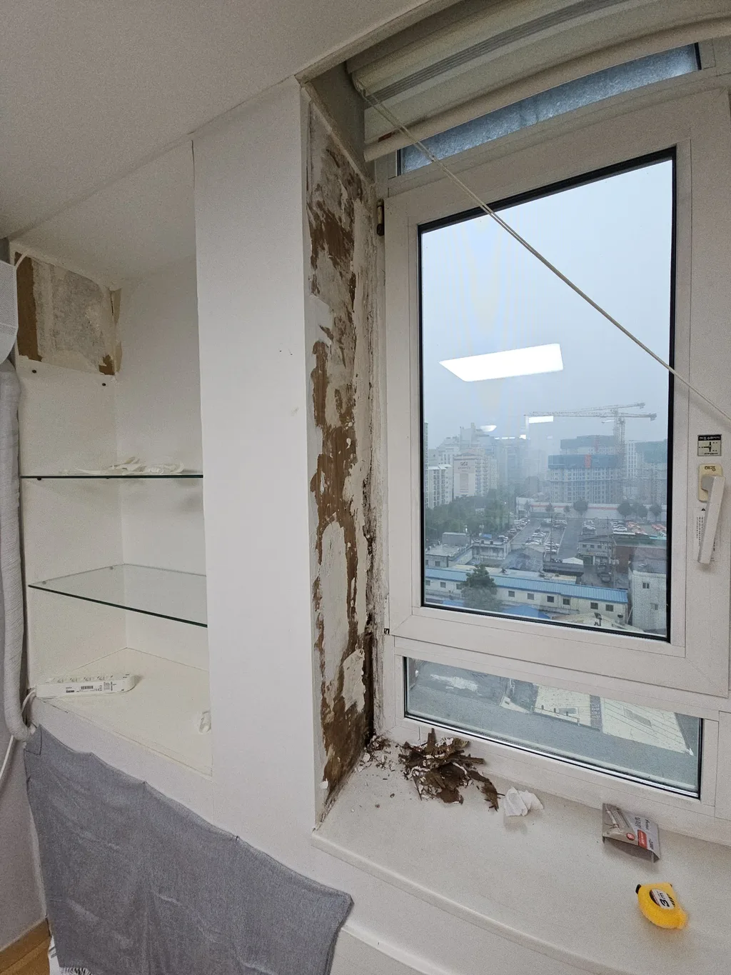 상업공간인테리어목공 시공 결과를 확인하는 현장 사진