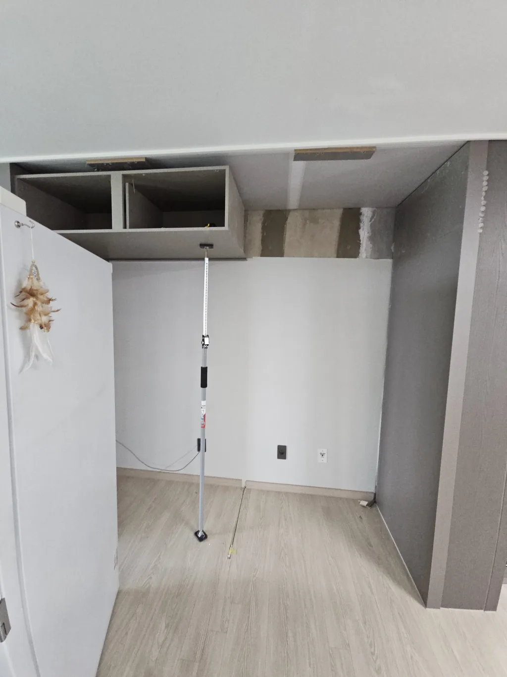 인테리어목공기간 시공 결과를 확인하는 현장 사진