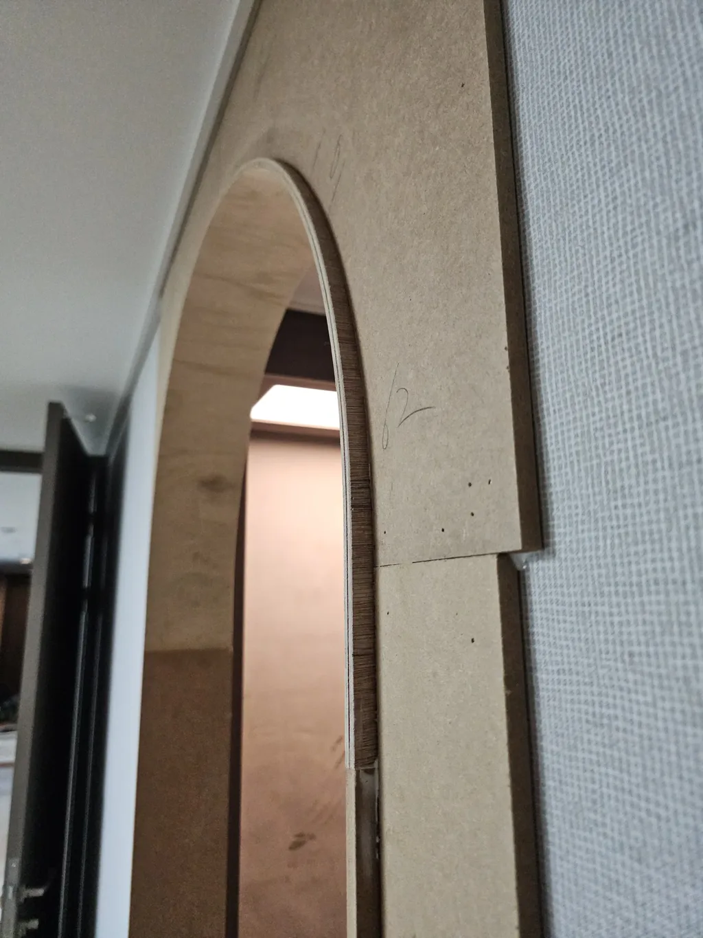 인테리어목공시공 공정이 진행 중인 현장 사진
